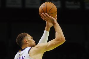 表现平平！拉文半场6中3拿到8分 正负值-12最低