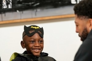 心有大爱！浓眉哥场外化身“孩子王” 乐高积木传递快乐与创意