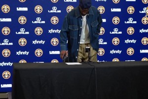 太搞😂小哈达威采访坐下后，才发现一个记者都没有~